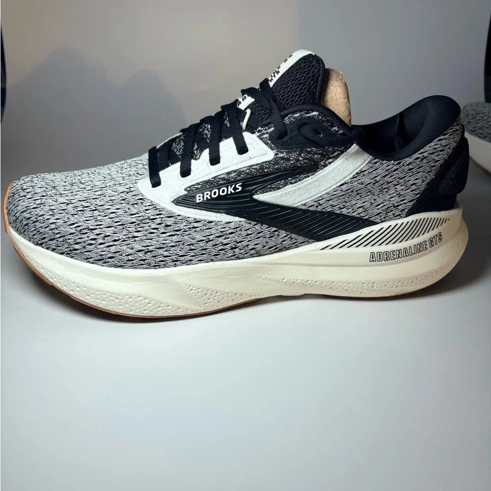 Pre-Owned Brooks Adrenaline GTS 24 . Mens size 10 . Lightly used 🔥🔥
